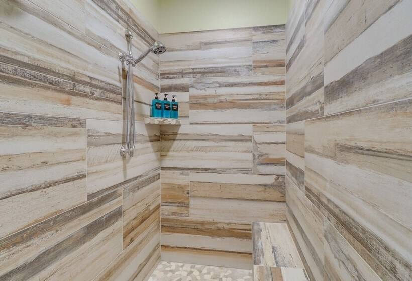 Family Friendly Edgemont Home W/ Deck & Lake Views