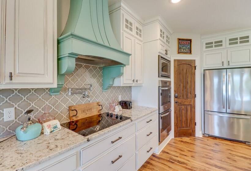 Family Friendly Edgemont Home W/ Deck & Lake Views