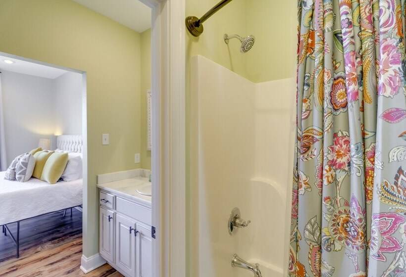 Family Friendly Edgemont Home W/ Deck & Lake Views