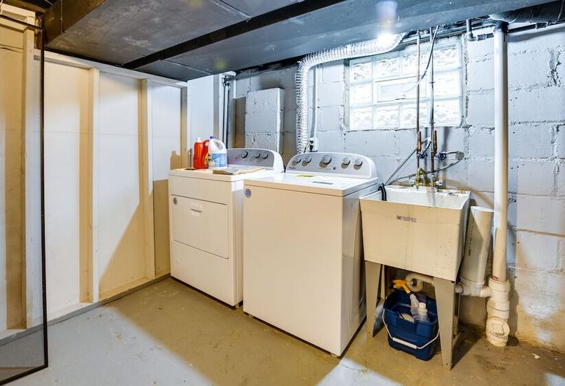 Family Friendly Ferndale Home: 3 Mi To Detroit Zoo