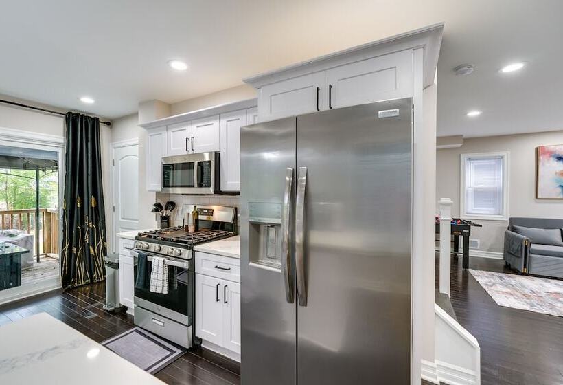 Family Friendly Ferndale Home: 3 Mi To Detroit Zoo