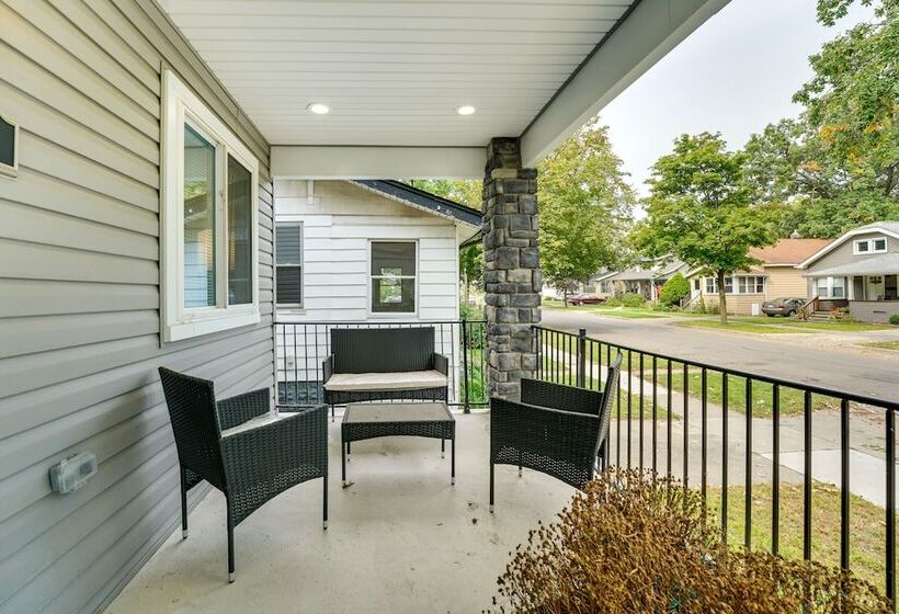 Family Friendly Ferndale Home: 3 Mi To Detroit Zoo