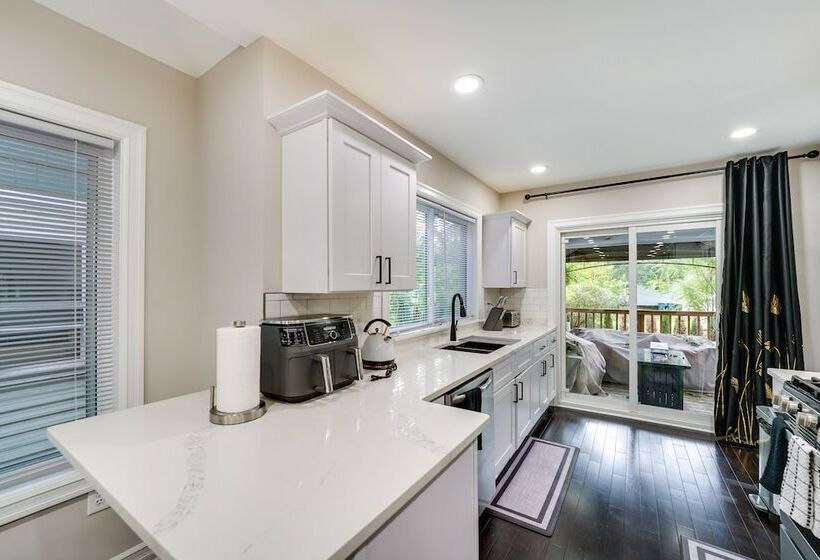 Family Friendly Ferndale Home: 3 Mi To Detroit Zoo