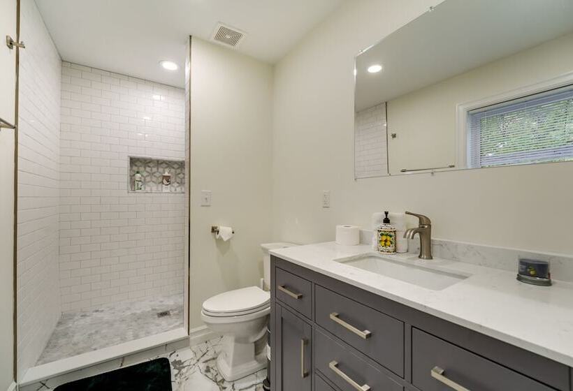 Family Friendly Ferndale Home: 3 Mi To Detroit Zoo