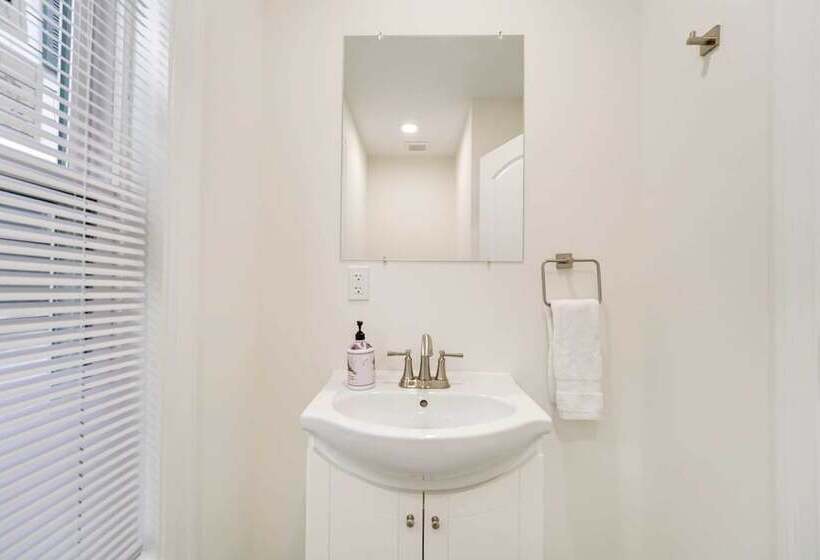 Family Friendly Ferndale Home: 3 Mi To Detroit Zoo