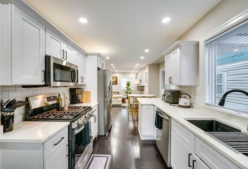 Family Friendly Ferndale Home: 3 Mi To Detroit Zoo