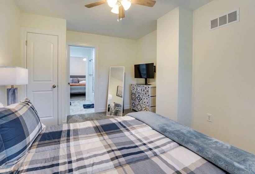 Family Friendly Ferndale Home: 3 Mi To Detroit Zoo