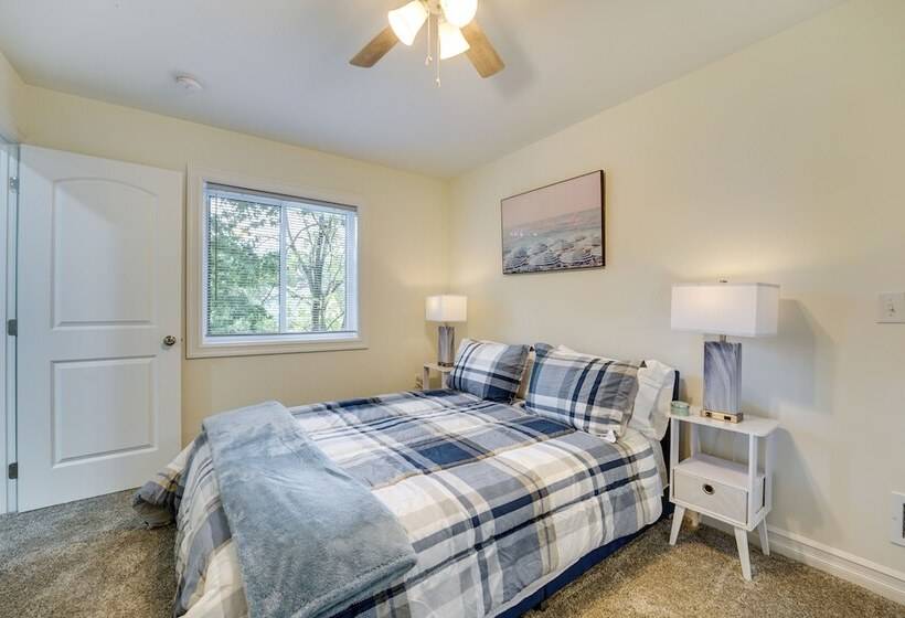 Family Friendly Ferndale Home: 3 Mi To Detroit Zoo