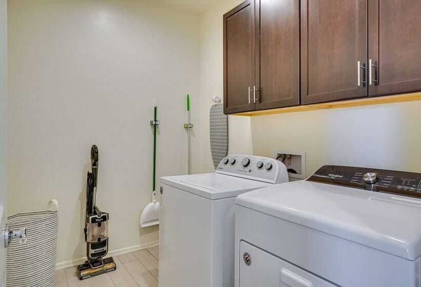 Family Friendly Home   1 Mi To Sahuarita Lake!