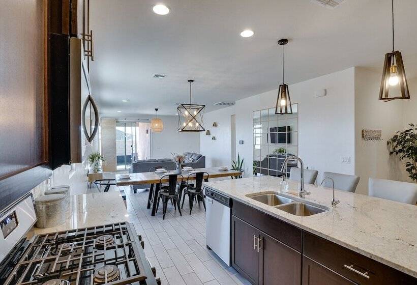 Family Friendly Home   1 Mi To Sahuarita Lake!