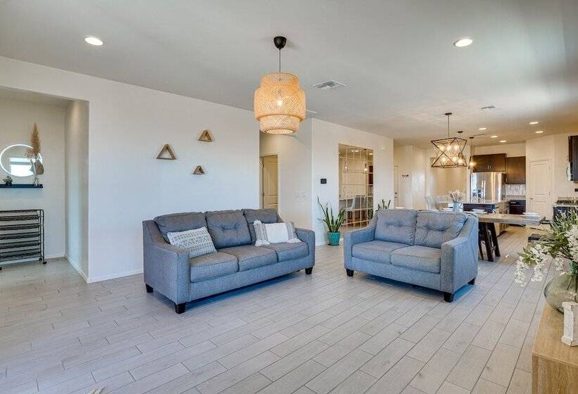 Family Friendly Home   1 Mi To Sahuarita Lake!