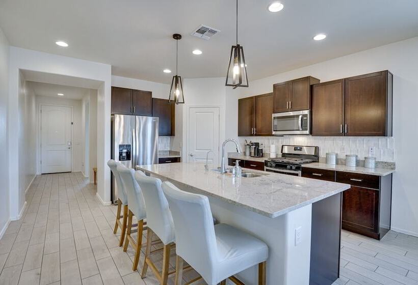 Family Friendly Home   1 Mi To Sahuarita Lake!