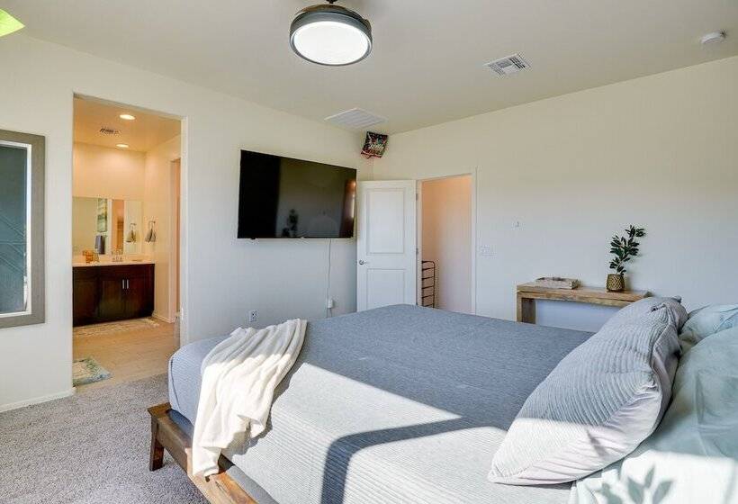 Family Friendly Home   1 Mi To Sahuarita Lake!