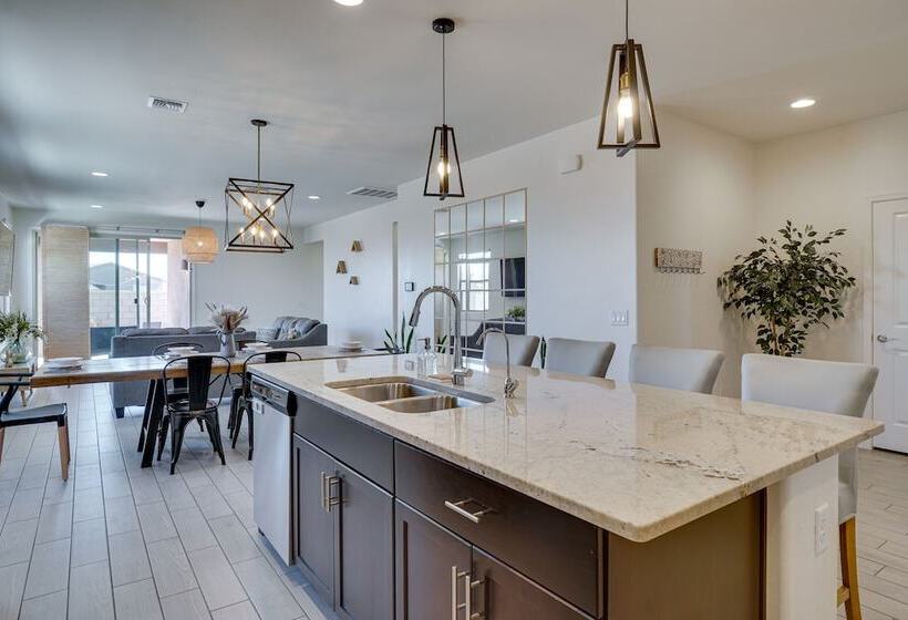 Family Friendly Home   1 Mi To Sahuarita Lake!