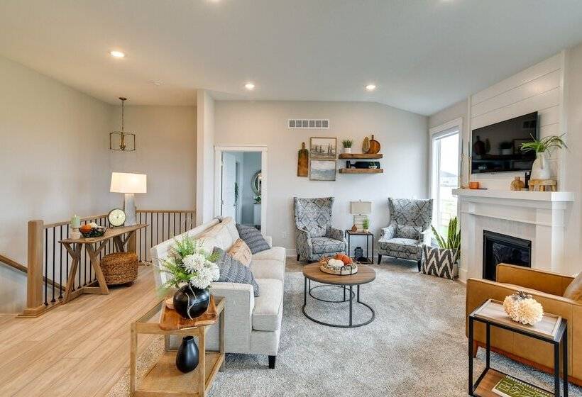 Family Friendly Home: 17 Mi To Des Moines!