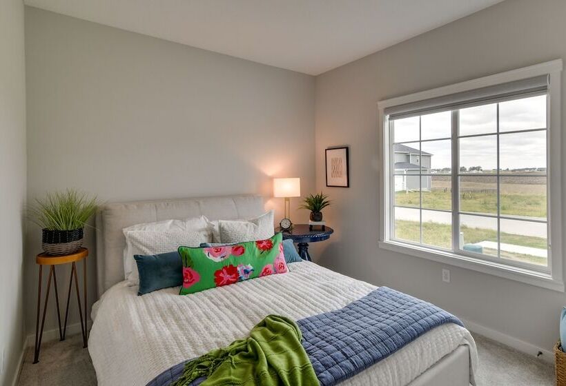 Family Friendly Home: 17 Mi To Des Moines!