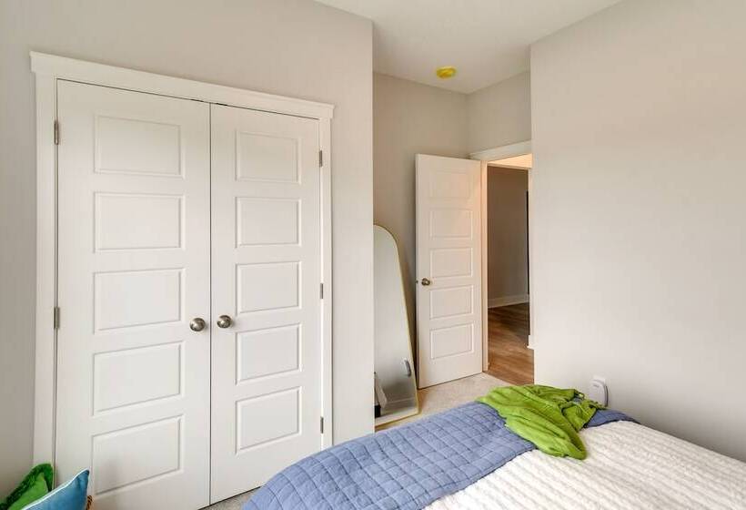 Family Friendly Home: 17 Mi To Des Moines!