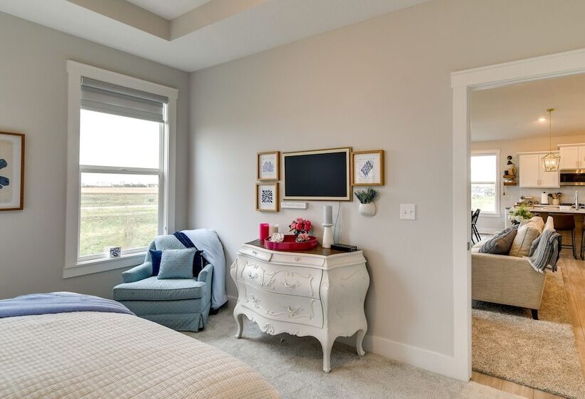 Family Friendly Home: 17 Mi To Des Moines!