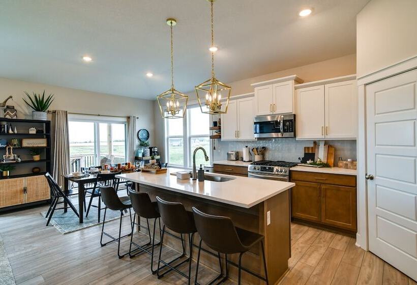 Family Friendly Home: 17 Mi To Des Moines!