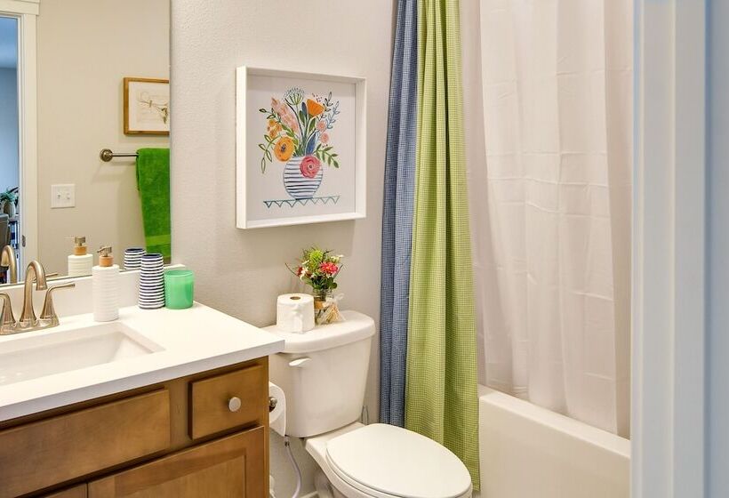 Family Friendly Home: 17 Mi To Des Moines!