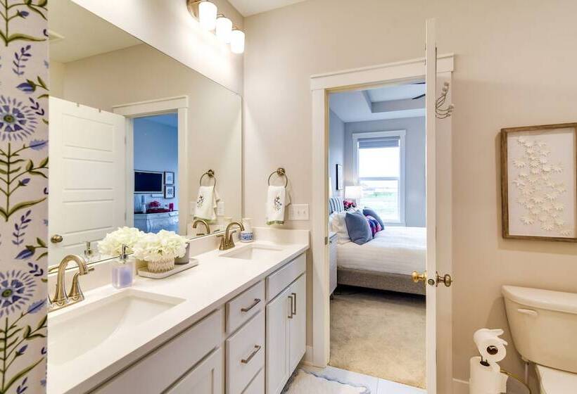 Family Friendly Home: 17 Mi To Des Moines!