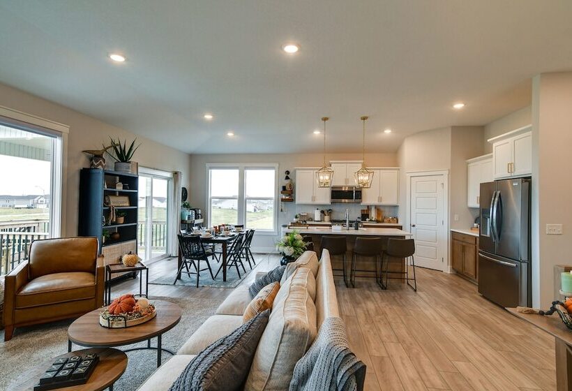 Family Friendly Home: 17 Mi To Des Moines!