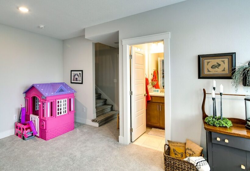 Family Friendly Home: 17 Mi To Des Moines!