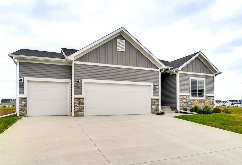 Family Friendly Home: 17 Mi To Des Moines!