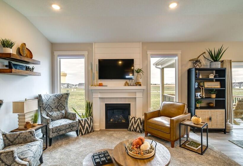 Family Friendly Home: 17 Mi To Des Moines!