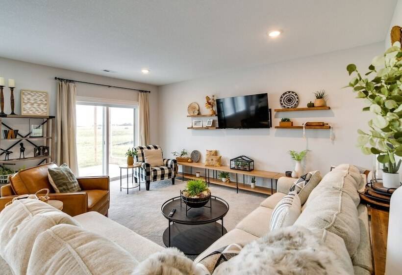 Family Friendly Home: 17 Mi To Des Moines!