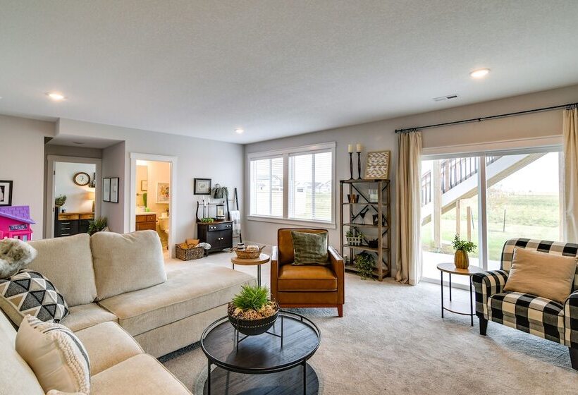 Family Friendly Home: 17 Mi To Des Moines!