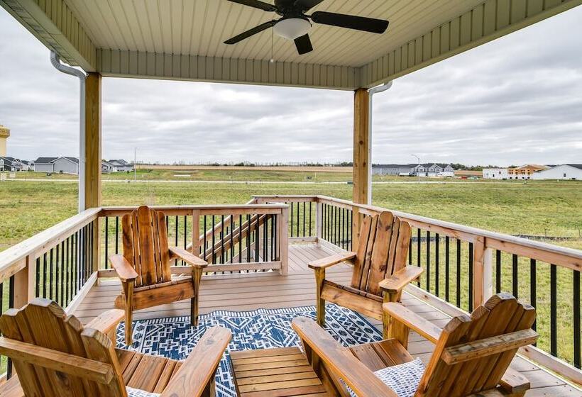 Family Friendly Home: 17 Mi To Des Moines!