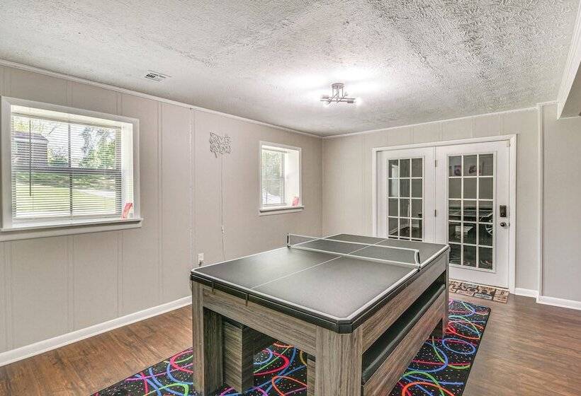 Family Friendly Tuskegee Home: 3 Mi To University!