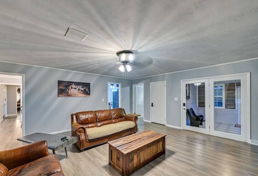 Family Friendly Versailles House: 12 Mi To Uk!