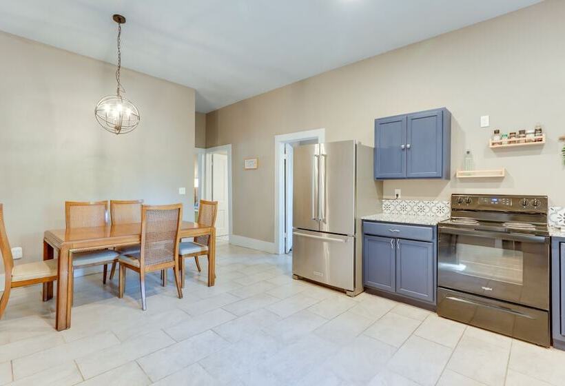 Fayetteville Home: 1 Mi To University Of Arkansas!