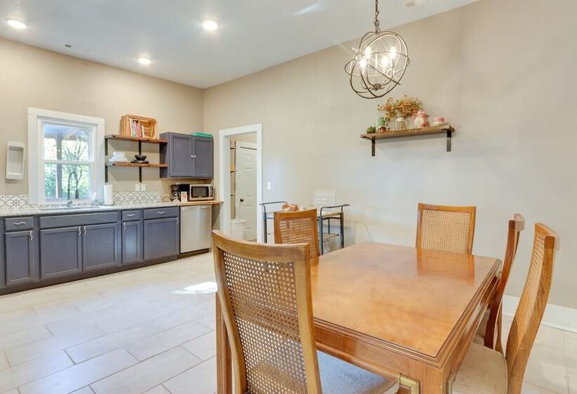 Fayetteville Home: 1 Mi To University Of Arkansas!