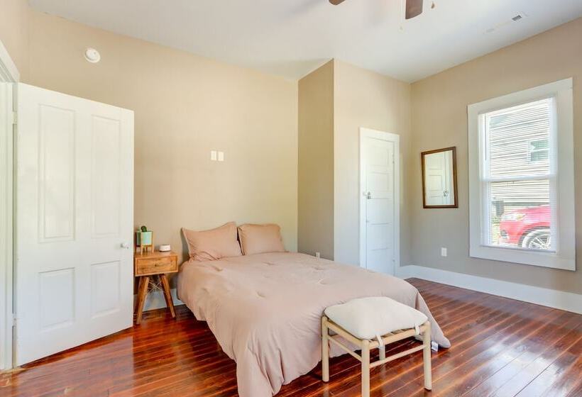 Fayetteville Home: 1 Mi To University Of Arkansas!