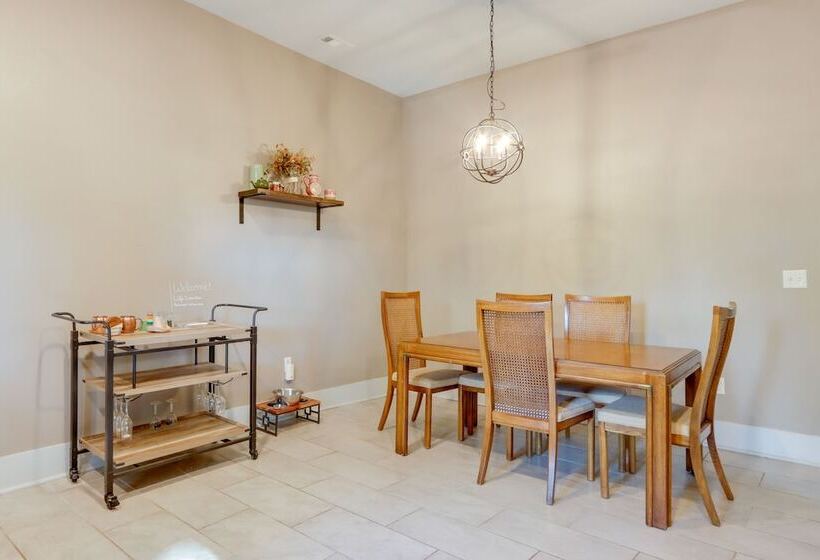 Fayetteville Home: 1 Mi To University Of Arkansas!