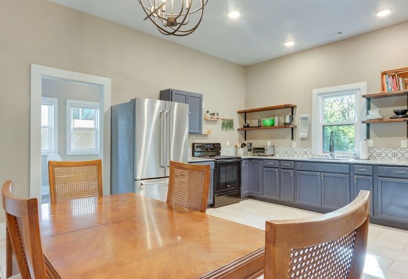 Fayetteville Home: 1 Mi To University Of Arkansas!