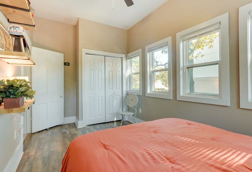 Fayetteville Home: 1 Mi To University Of Arkansas!