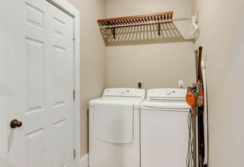 Fayetteville Home: 1 Mi To University Of Arkansas!