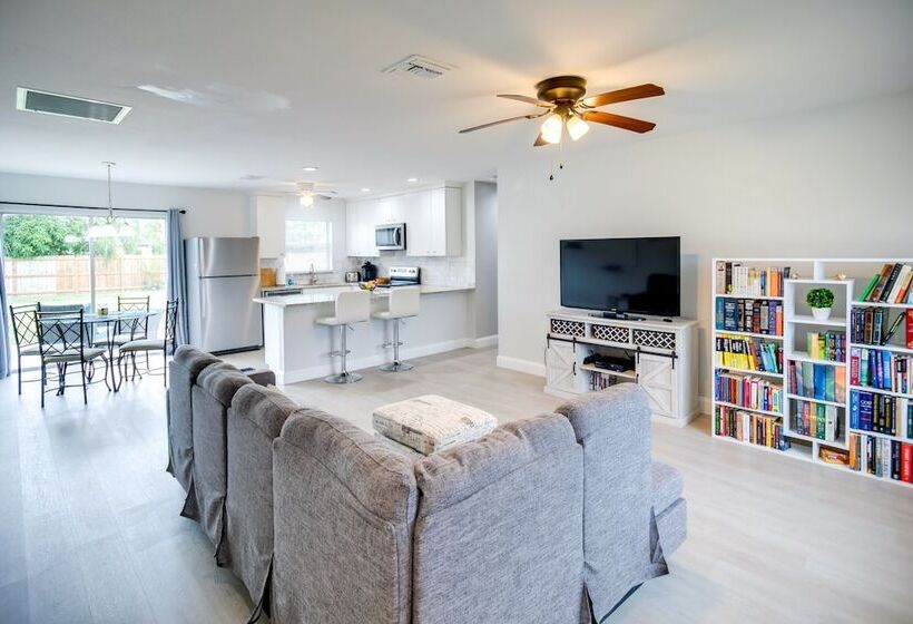 Fort Myers Vacation Home W/ Patio ~ 14 Mi To Beach