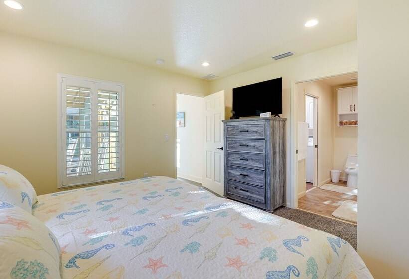 Pet Friendly Fort Pierce Home W/ Screened Porch!