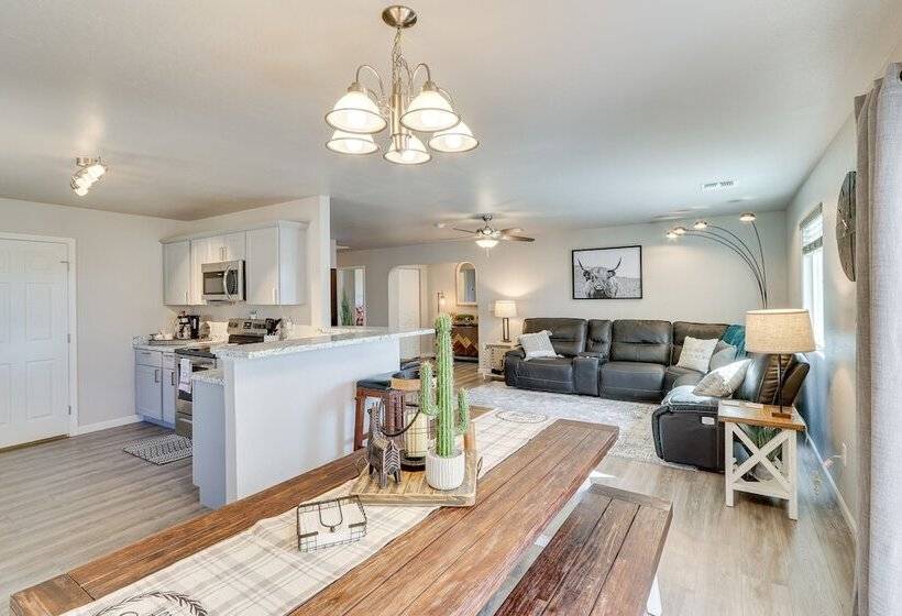 Gold Canyon Vacation W/ Private Patio & Fire Pit!