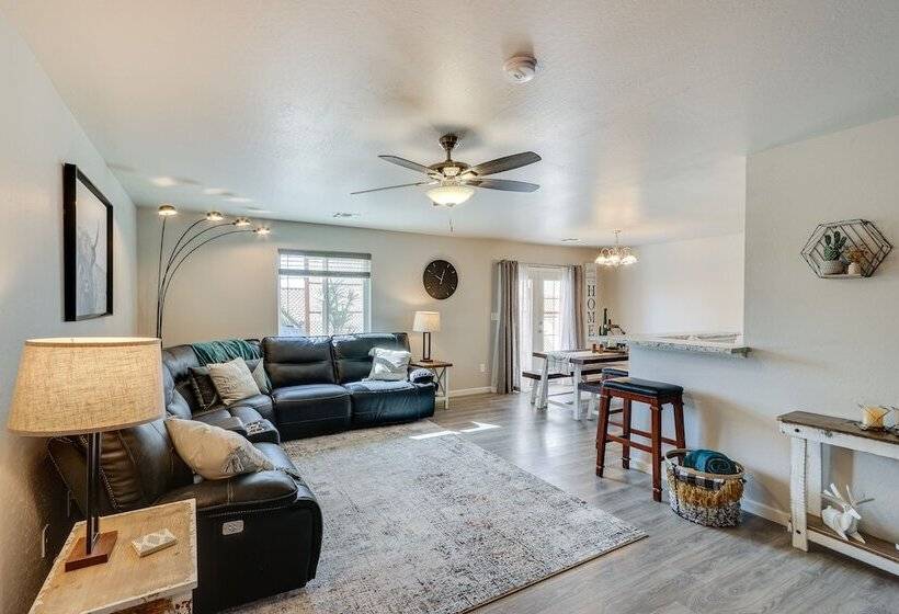 Gold Canyon Vacation W/ Private Patio & Fire Pit!