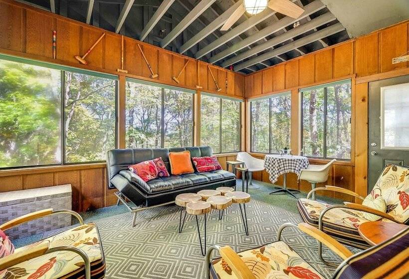 Gorgeous Bushkills Lodge W/ Pool Access!