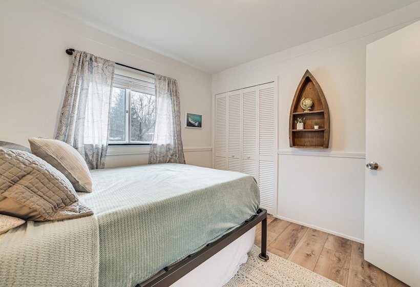 Higgins Lake Cottage W/ Private Fire Pit & Grill!