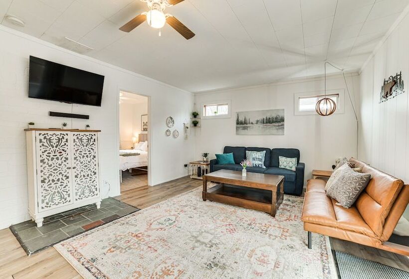 Higgins Lake Cottage W/ Private Fire Pit & Grill!