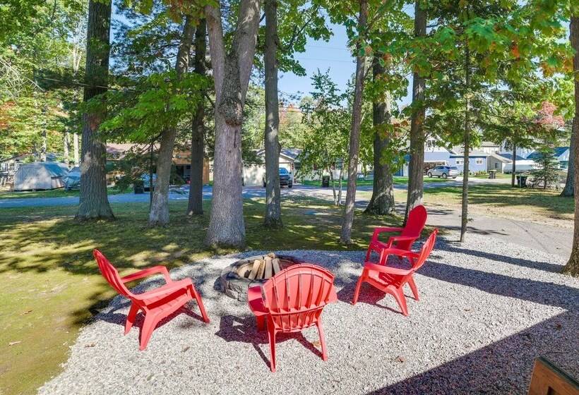 Higgins Lake Cottage W/ Private Fire Pit & Grill!