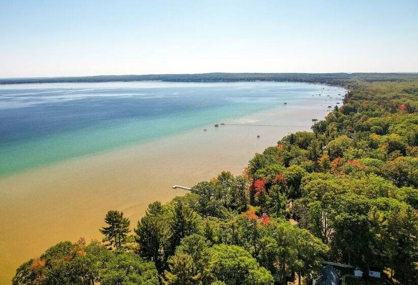 Higgins Lake Cottage W/ Private Fire Pit & Grill!